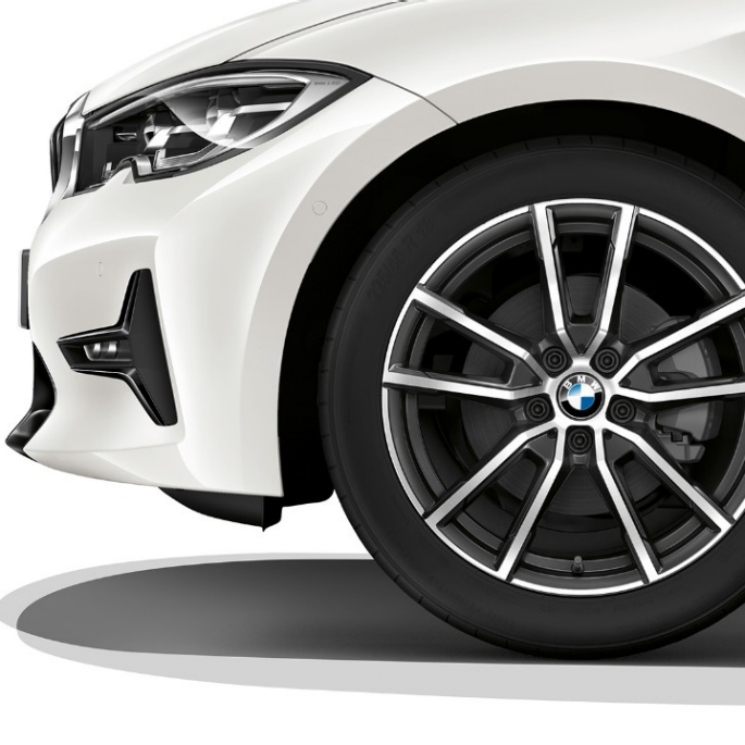 BMW 3. sērijas Sedan, Sport Line modeļa vieglmetāla disks BMW 3. sērijas Sedan ar Sport Line modeļa aprīkojumu vieglmetāla disku tuvplāns.