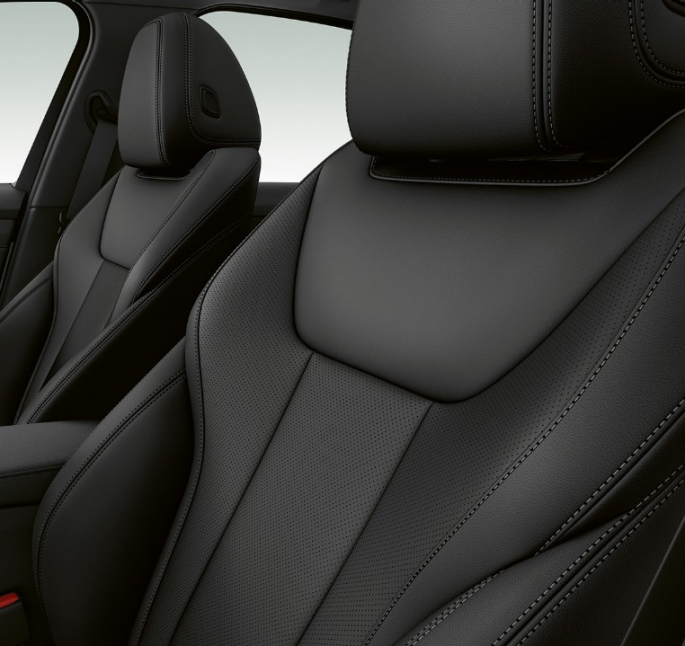 BMW 3. sērijas Sedan, Sport Line modeļa priekšējie sēdekļi BMW 3. sērijas Sedan ar Sport Line modeļa iespējām priekšējo sēdekļu tuvplāns no sāna.
