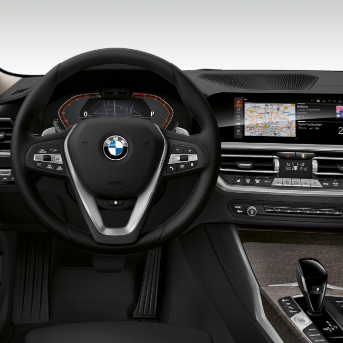 BMW 3. sērijas Sedan, Luxury Line modeļa kokpits BMW 3. sērijas Sedan ar Luxury Line modeļa iespējām vadītāja kokpita tuvplāns no priekšpuses.