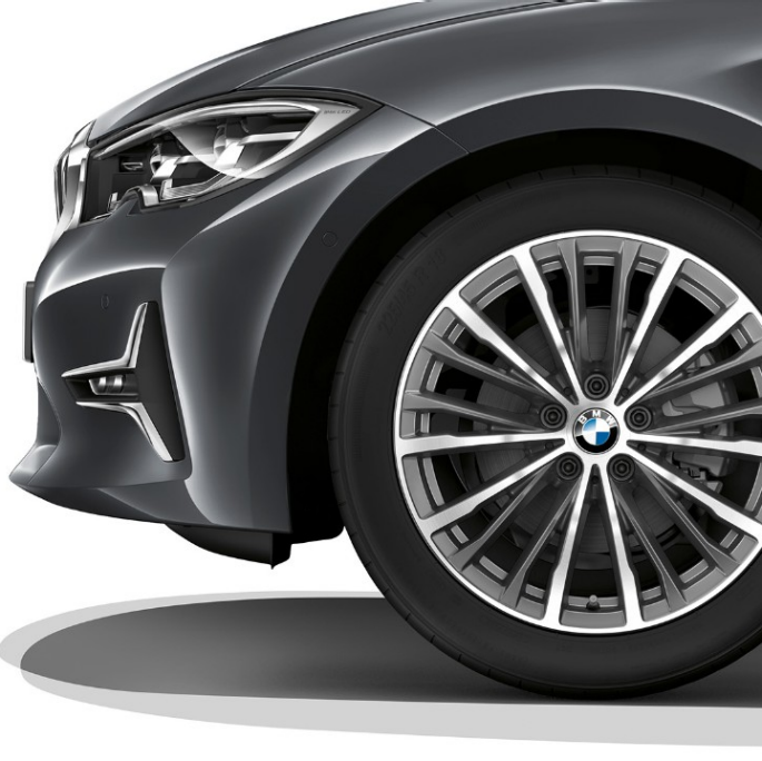 BMW 3. sērijas Sedan, Luxury Line modeļa vieglmetāla disks BMW 3. sērijas Sedan ar Luxury Line modeļa aprīkojumu vieglmetāla disku tuvplāns.