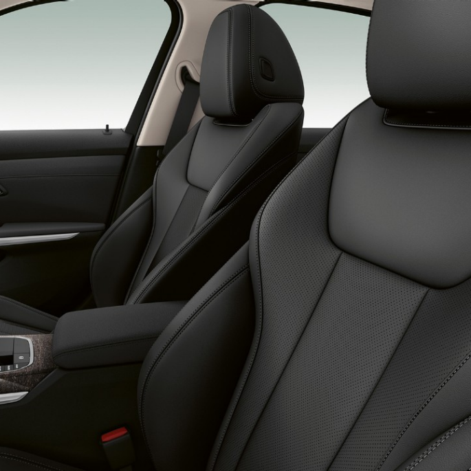 BMW 3. sērijas Sedan, Luxury Line modeļa priekšējie sēdekļi BMW 3. sērijas Sedan ar Luxury Line modeļa iespējām priekšējo sēdekļu tuvplāns no sāna.