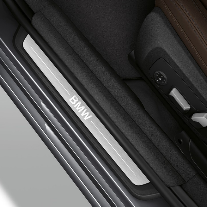 BMW 3. sērijas Sedan, Luxury Line modeļa durvju slieksnis BMW 3. sērijas Sedan ar Luxury Line modeļa iespējām skats no augšpuses uz durvju slieksni.