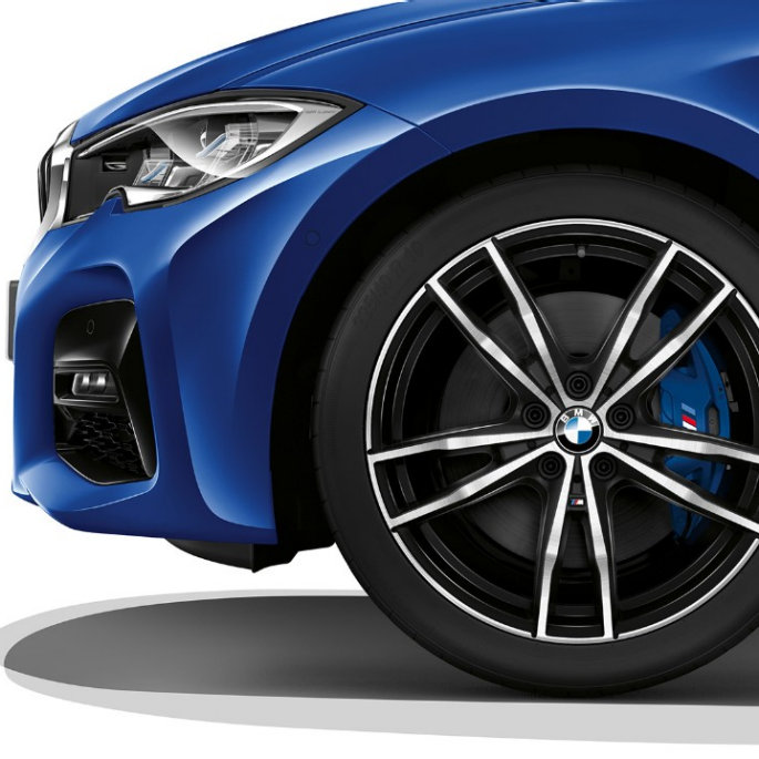 BMW 3. sērijas Sedan, M Sport modeļa vieglmetāla disks BMW 3. sērijas Sedan ar M Sport modeļa aprīkojumu vieglmetāla disku tuvplāns.