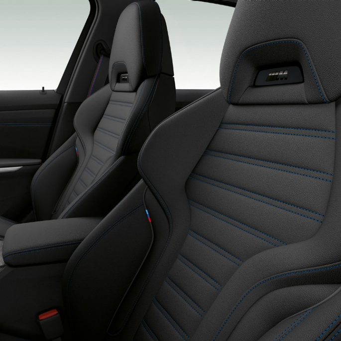 BMW 3. sērijas Sedan, M Sport modeļa priekšējie sēdekļi BMW 3. sērijas Sedan ar M Sport modeļa iespējām priekšējo sēdekļu tuvplāns no sāna.
