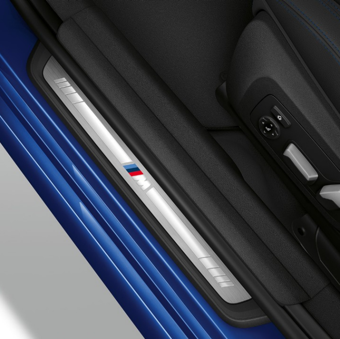 BMW 3. sērijas Sedan, M Sport modeļa slieksnis BMW 3. sērijas Sedan ar M Sport modeļa iespējām skats no augšpuses uz durvju slieksni.