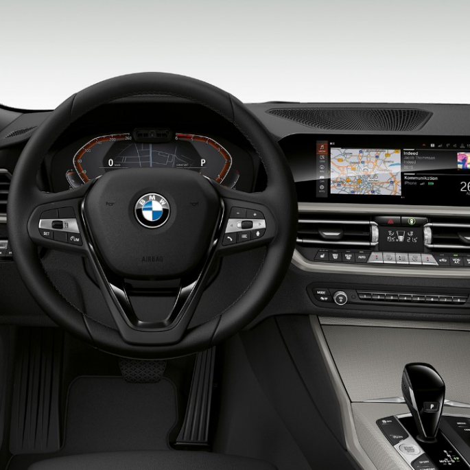 BMW 3. sērijas Sedan, Advantage modeļa kokpits BMW 3. sērijas Sedan ar Advantage modeļa iespējām vadītāja kokpita tuvplāns no priekšpuses.