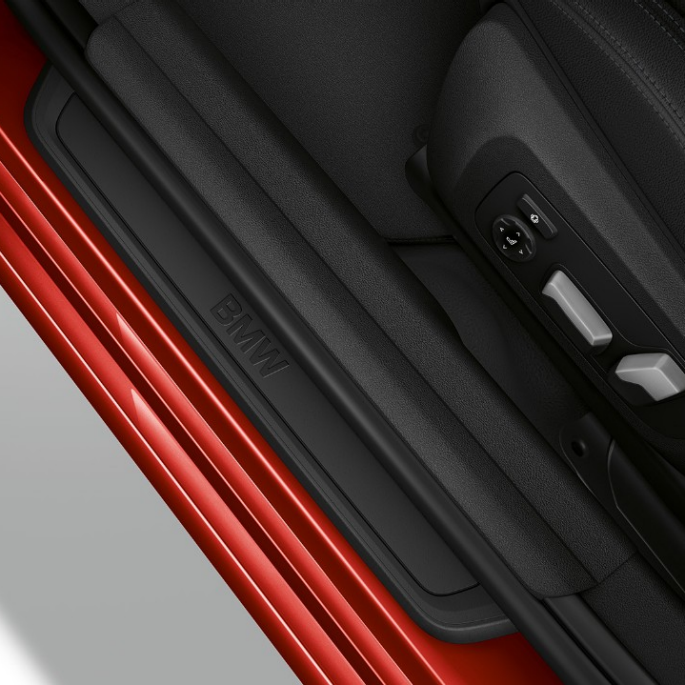 BMW 3. sērijas Sedan, Advantage modeļa slieksnis BMW 3. sērijas Sedan ar Advantage modeļa iespējām skats no augšpuses uz durvju slieksni.