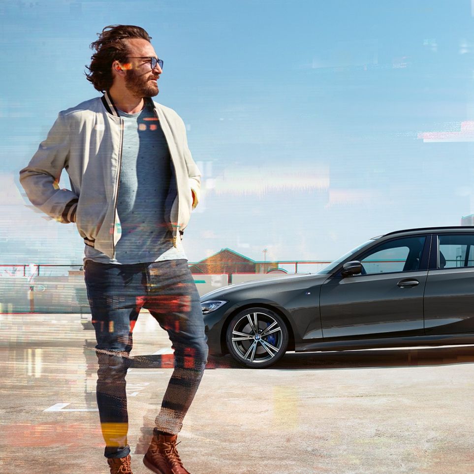 BMW 3. sērijas Touring, skats no sāna BMW 3. sērijas Touring, skats no sāna atklātā stāvvietā uz pilsētas ainavas fona