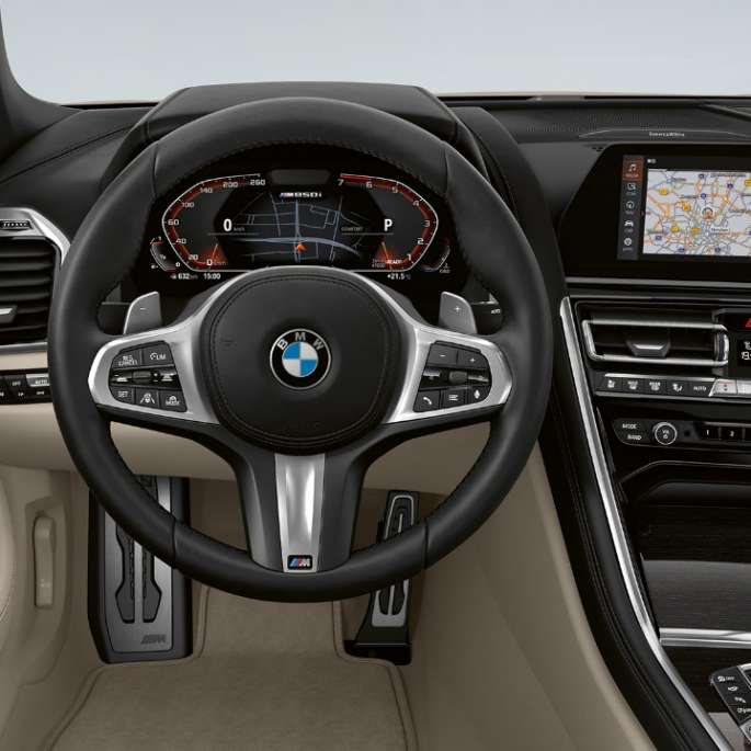 BMW M850i xDrive, metāliskā Dravit Grey krāsā, kokpits ar M ādas stūri. BMW M850i xDrive, metāliskā Dravit Grey krāsā, kokpits ar M ādas stūri.
