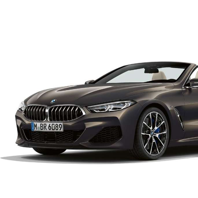 BMW M850i xDrive, metāliskā Dravit Grey krāsā, no priekšas trīs ceturtdaļu skatā. BMW M850i xDrive, metāliskā Dravit Grey krāsā, no priekšas trīs ceturtdaļu skatā.