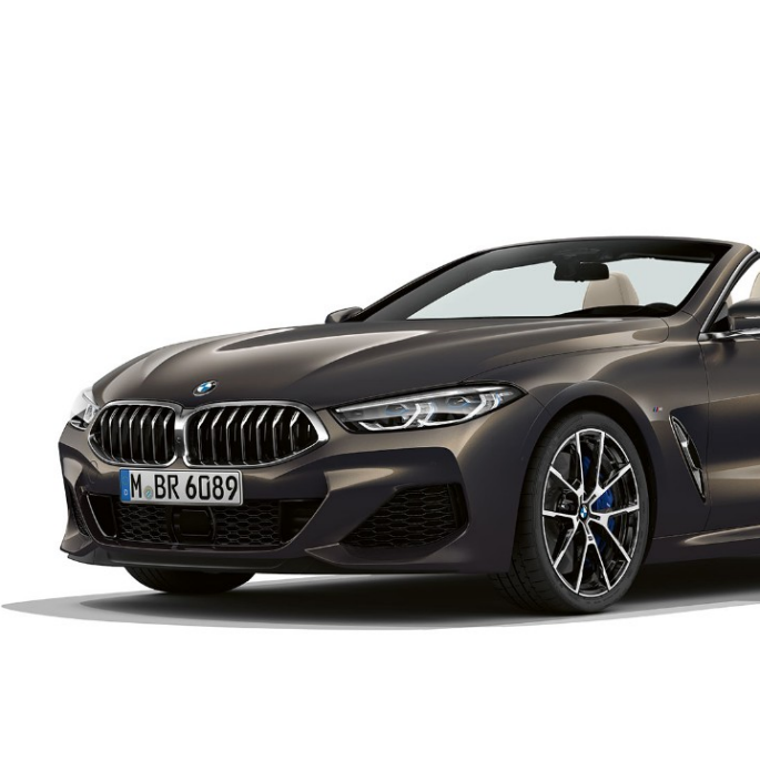 BMW M850i xDrive, metāliskā Dravit Grey krāsā, no priekšas trīs ceturtdaļu skatā. BMW M850i xDrive, metāliskā Dravit Grey krāsā, no priekšas trīs ceturtdaļu skatā.