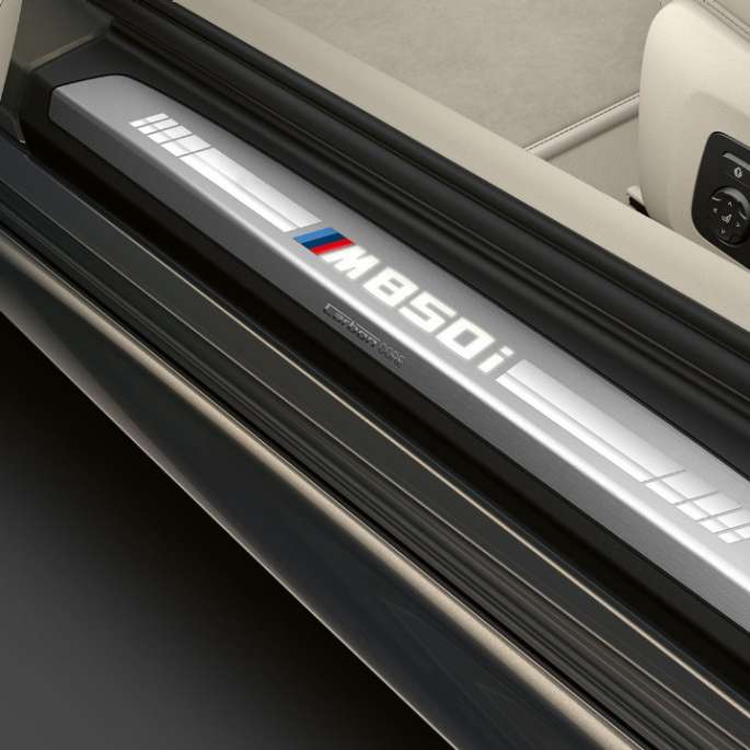 BMW M850i xDrive, metāliskā Dravit Grey krāsā, durvju sliekšņi. BMW M850i xDrive, metāliskā Dravit Grey krāsā, durvju sliekšņi.
