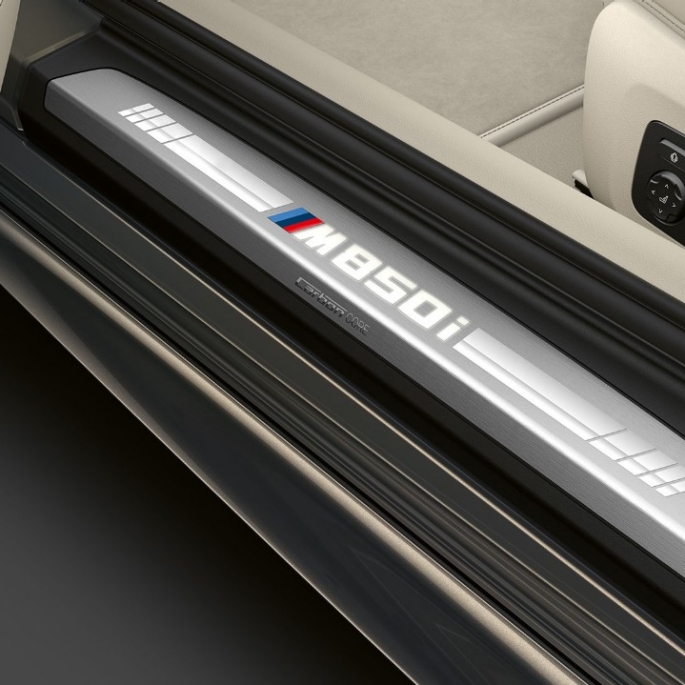 BMW M850i xDrive, metāliskā Dravit Grey krāsā, durvju sliekšņi. BMW M850i xDrive, metāliskā Dravit Grey krāsā, durvju sliekšņi.
