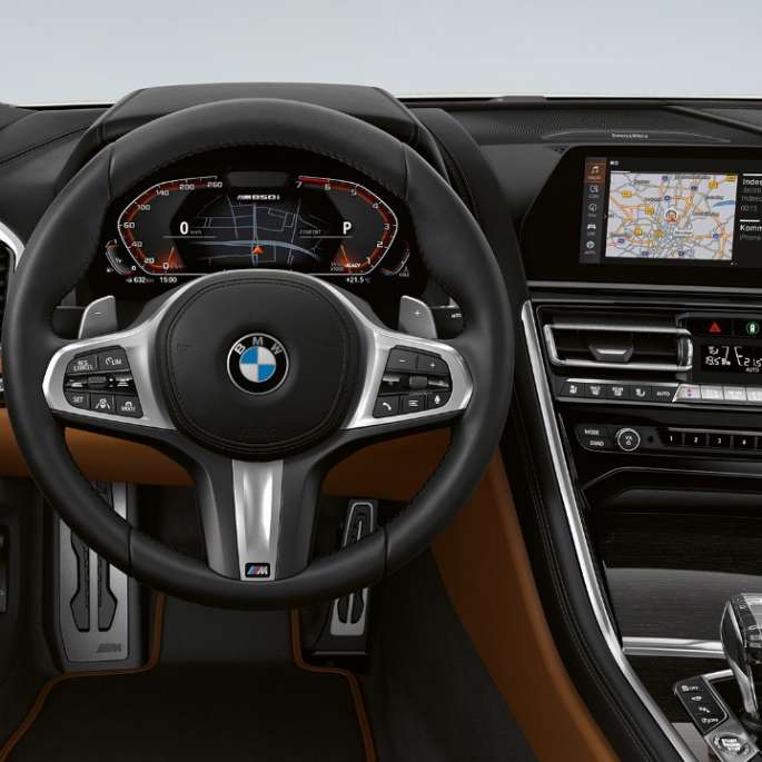 BMW M850i xDrive, metāliskā Mineral White krāsā, kokpits ar M ādas stūri. BMW M850i xDrive, metāliskā Mineral White krāsā, kokpits ar M ādas stūri.