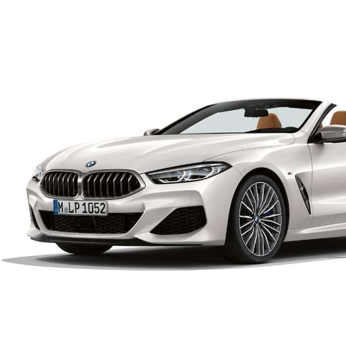 BMW M850i xDrive, metāliskā Mineral White krāsā, no priekšas trīs ceturtdaļu skatā. BMW M850i xDrive, metāliskā Mineral White krāsā, no priekšas trīs ceturtdaļu skatā.