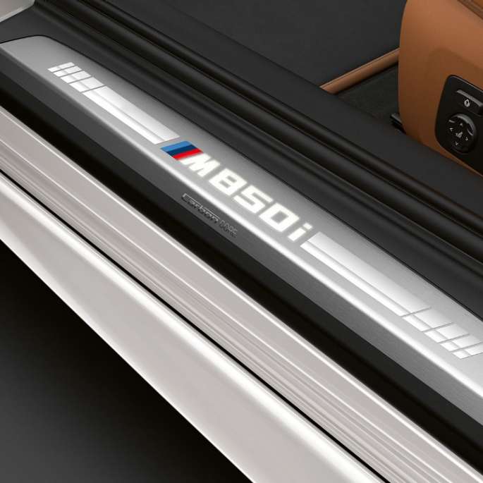 BMW M850i xDrive, metāliskā Mineral White krāsā, durvju slieksnis. BMW M850i xDrive, metāliskā Mineral White krāsā, durvju slieksnis.