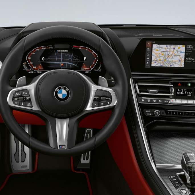 BMW M850i xDrive, metāliskā Carbon Black krāsā, kokpits ar M ādas stūri. BMW M850i xDrive, metāliskā Carbon Black krāsā, kokpits ar M ādas stūri.