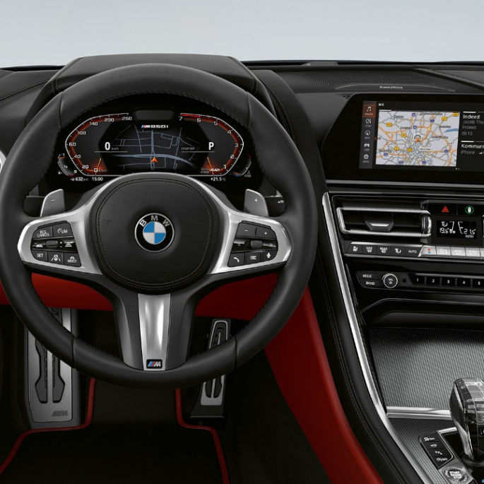 BMW M850i xDrive, metāliskā Carbon Black krāsā, kokpits ar M ādas stūri. BMW M850i xDrive, metāliskā Carbon Black krāsā, kokpits ar M ādas stūri.