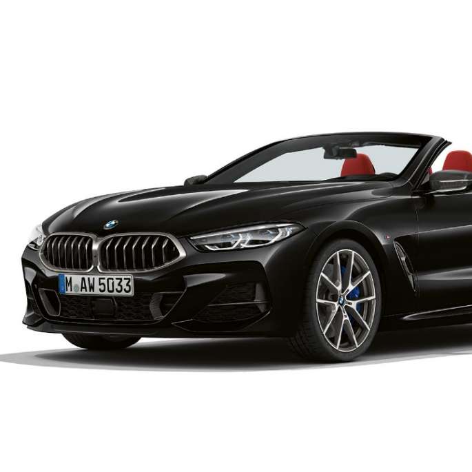 BMW M850i xDrive, metāliskā Carbon Black krāsā, no priekšas trīs ceturtdaļu skatā. BMW M850i xDrive, metāliskā Carbon Black krāsā, no priekšas trīs ceturtdaļu skatā.