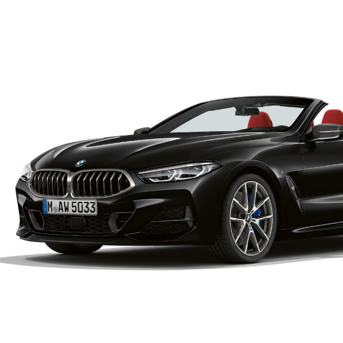 BMW M850i xDrive, metāliskā Carbon Black krāsā, no priekšas trīs ceturtdaļu skatā. BMW M850i xDrive, metāliskā Carbon Black krāsā, no priekšas trīs ceturtdaļu skatā.
