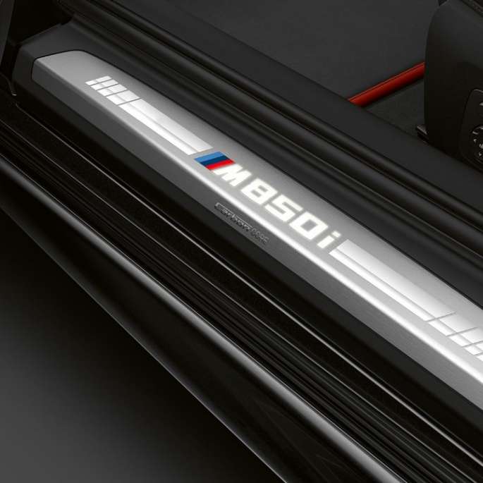 BMW M850i xDrive, metāliskā Carbon Black krāsā, durvju slieksnis. BMW M850i xDrive, metāliskā Carbon Black krāsā, durvju slieksnis.