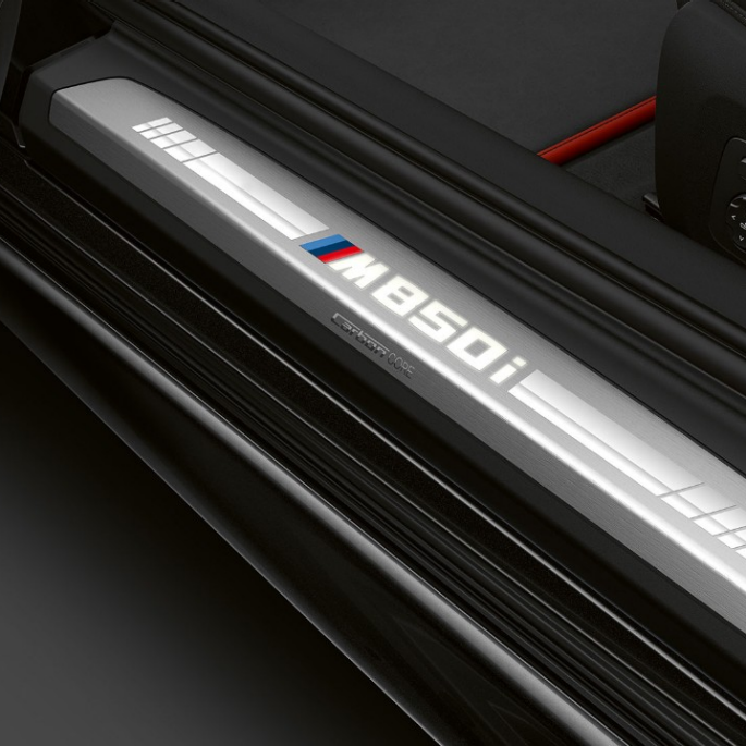 BMW M850i xDrive, metāliskā Carbon Black krāsā, durvju slieksnis. BMW M850i xDrive, metāliskā Carbon Black krāsā, durvju slieksnis.