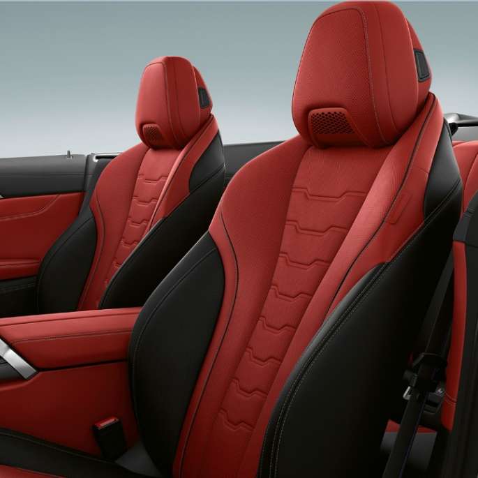 BMW M850i xDrive, metāliskā Carbon Black krāsā, BMW Individual paplašinātā Merino ādas apdare Fiona Red/Black krāsā. BMW M850i xDrive, metāliskā Carbon Black krāsā, BMW Individual paplašinātā Merino ādas apdare Fiona Red/Black krāsā.