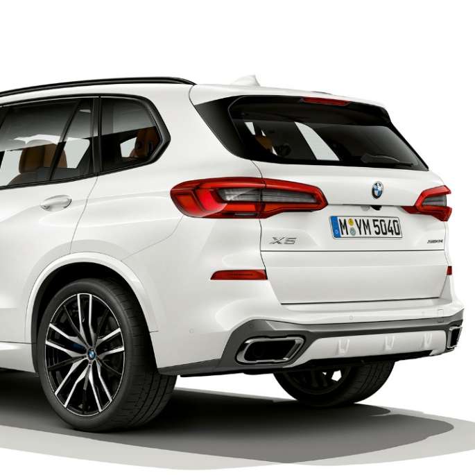 M Sport modelis, BMW X5 xDrive40i, G05, 2018, metāliska Mineral White krāsa, trīs ceturtdaļu aizmugures skats