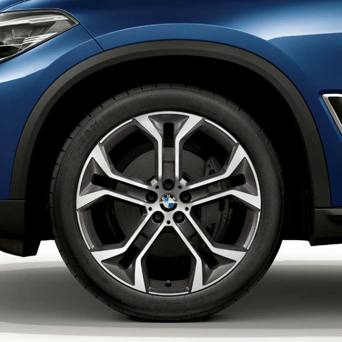 xLine modelis, BMW X5 xDrive40i, G05, 2018, metāliska Phytonic Blue krāsa, sānu skats ar disku