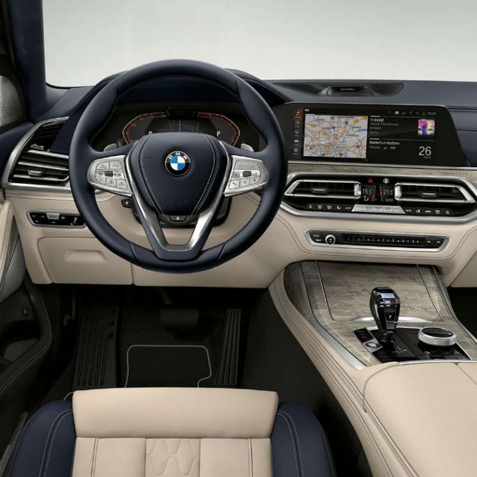 BMW X7 Pure Excellence dizains BMW X7 uzņēmums studijā, no priekšpuses trīs ceturtdaļu skatā, Pure Excellence dizains