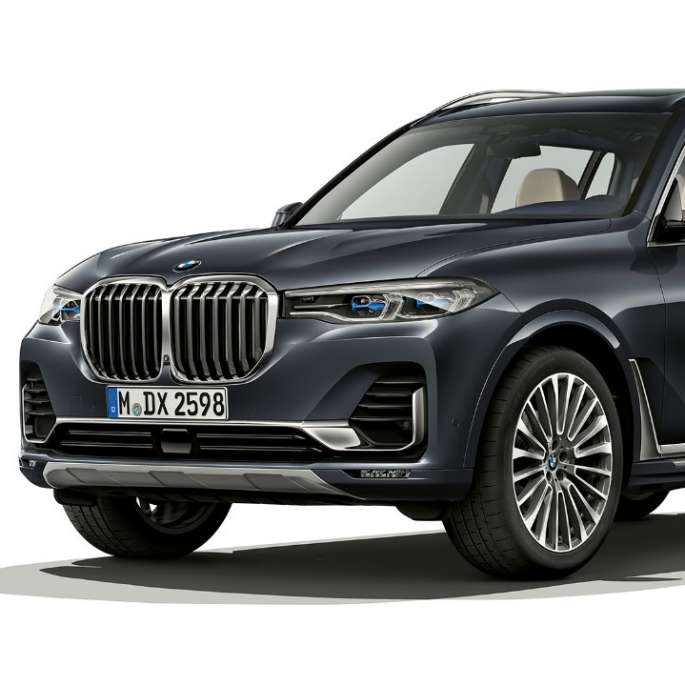 BMW X7, Pure Excellence dizaina kokpits BMW X7 vadītāja kokpita tuvplāns no priekšpuses ar Pure Excellence dizaina elementiem