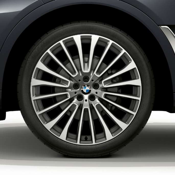 BMW X7 Pure Excellence dizaina durvis no iekšpuses BMW X7 durvju iekšpuses tuvplāns ar Pure Excellence dizaina elementiem