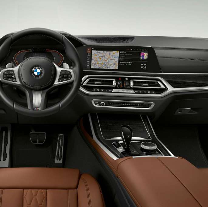 BMW X7 M sporta pakotne BMW X7 uzņēmums studijā, no priekšpuses trīs ceturtdaļu skatā, M sporta pakotne