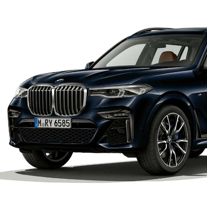 BMW X7, M sporta pakotnes kokpits BMW X7 vadītāja kokpita tuvplāns no priekšpuses ar M sporta pakotnes elementiem