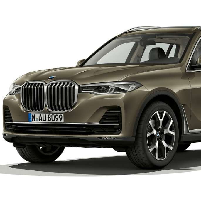 BMW X7, standartaprīkojuma kokpits BMW X7 vadītāja kokpita tuvplāns no priekšpuses ar standartaprīkojumā pieejamiem elementiem