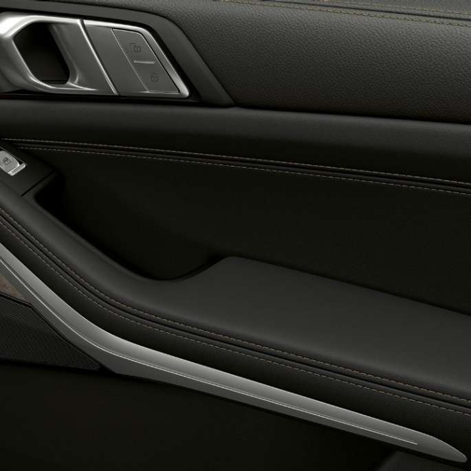 BMW X7, standartaprīkojuma vieglmetāla diski BMW X7 vieglmetāla disku tuvplāns ar standartaprīkojumā pieejamiem elementiem
