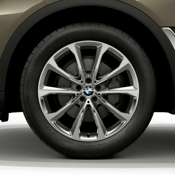 BMW X7, standartaprīkojuma durvis no iekšpuses BMW X7 durvju iekšpuses tuvplāns ar standartaprīkojumā pieejamiem elementiem